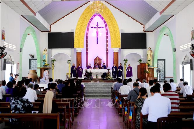 Trong ảnh: Quang cảnh buổi thánh lễ cầu nguyện cho các anh hùng liệt sỹ. Ảnh: Thành Chung - TTXVN