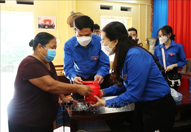Trong ảnh: Bí thư Trung ương Đoàn, Chủ tịch Hội đồng Đội Trung ương Nguyễn Phạm Duy Trang cùng các tình nguyện viên phát cháo tình nguyện cho các bệnh nhân tại Trại Phong, phường Hòa Long, thành phố Bắc Ninh, tỉnh Bắc Ninh. Ảnh: Thanh Thương - TTXVN