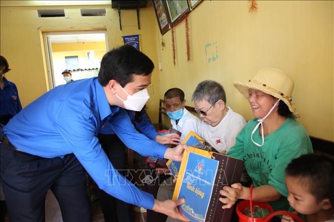 Trong ảnh: Bí thư Tỉnh Đoàn Bắc Ninh Nguyễn Đức Sâm thăm hỏi, tặng quà các bệnh nhân tại Trại Phong, phường Hòa Long, thành phố Bắc Ninh, tỉnh Bắc Ninh. Ảnh: Thanh Thương - TTXVN