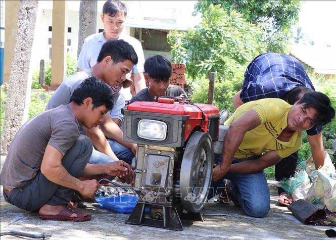 Trong ảnh: Thanh niên vùng dân tộc thiểu số, vùng sâu, vùng xa học nghề tại lớp đào tạo nghề nông thôn. Ảnh: Hồng Điệp - TTXVN