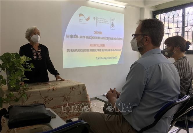 Trong ảnh: Bà Lương Thị Thuận, Chủ tịch Hội Bảo trợ trẻ em nghèo Thành phố Hồ Chí Minh phát biểu tại chuyến thăm hỏi và tặng quà cho trẻ em có hoàn cảnh khó khăn, lang thang, cở nhở ở Cơ sở Bảo trợ xã hội Tre Xanh (ngụ ở Quận 1, Tp. Hồ Chí Minh). Ảnh: Thanh Vũ - TTXVN
