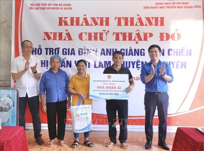 BTC trao nhà nhân ái cho gia đình anh Giàng Văn Chiến (Thị trấn Việt Lâm, Vị Xuyên) do Đoàn thanh niên Viện Huyết học - Truyền máu Trung ương hỗ trợ 60 triệu đồng. Ảnh: Minh Quyết - TTXVN