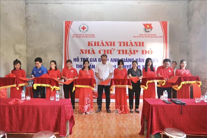 Đại biểu cắt băng khánh thành nhà nhân ái cho gia đình anh Giàng Văn Chiến (Thị trấn Việt Lâm, Vị Xuyên). Ảnh: Minh Quyết - TTXVN
