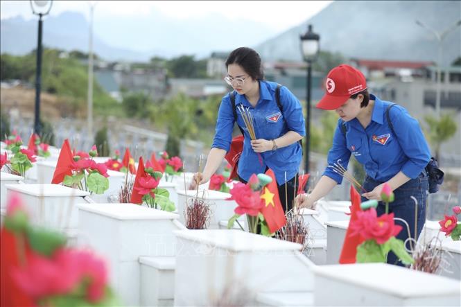 Đại biểu thắp hưởng mộ các liệt sỹ tại Nghĩa trang Liệt sỹ Quốc gia Vị Xuyên. Ảnh: Minh Quyết - TTXVN