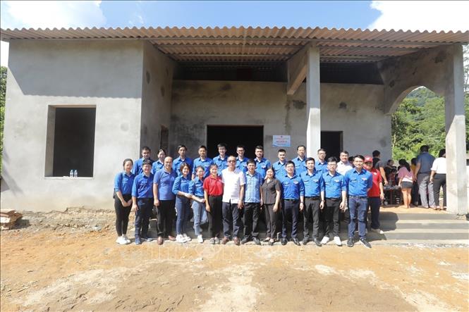 Đoàn công tác trước căn nhà nhân ái cho gia đình anh Giàng Văn Chiến (Thị trấn Việt Lâm, Vị Xuyên). Ảnh: Minh Quyết - TTXVN