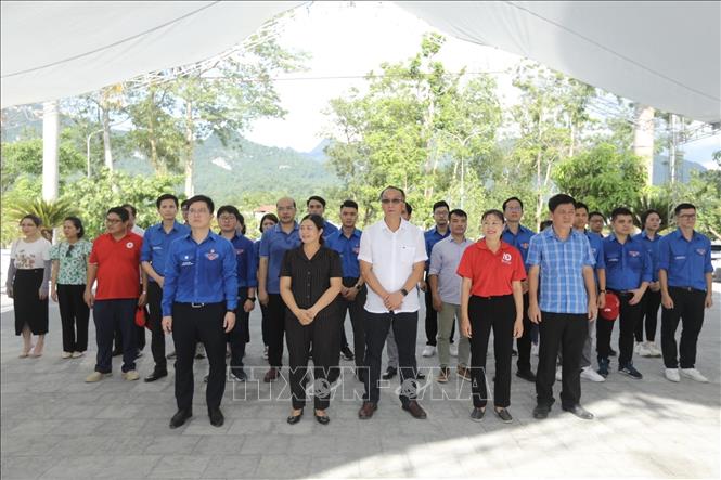 Đoàn đến dâng hương, hoa, viếng Nghĩa trang Liệt sỹ Quốc gia Vị Xuyên. Ảnh: Minh Quyết - TTXVN