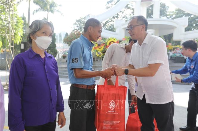 Đoàn đến dâng hương, hoa, viếng Nghĩa trang Liệt sỹ Quốc gia Vị Xuyên và trao quà cho gia đình chính sách/các đồng chí cựu chiến binh tại huyện Vị Xuyên. Ảnh: Minh Quyết - TTXVN