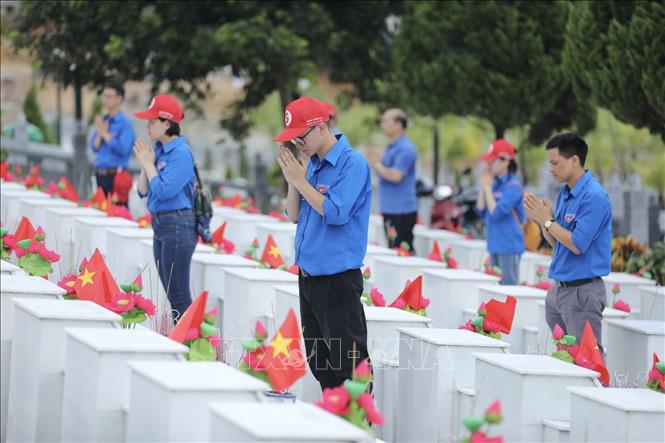 Đại biểu viếng mộ các liệt sỹ tại Nghĩa trang Liệt sỹ Quốc gia Vị Xuyên. Ảnh: Minh Quyết - TTXVN