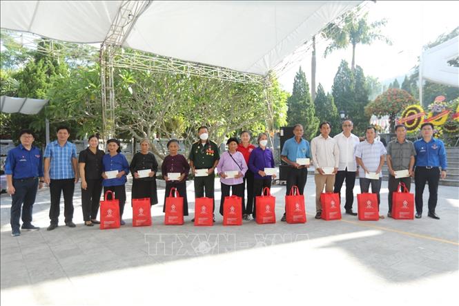 Đoàn đến trao quà cho gia đình chính sách, cựu chiến binh tại huyện Vị Xuyên. Ảnh: Minh Quyết - TTXVN