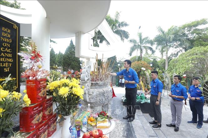 Đoàn đến dâng hương, hoa, viếng Nghĩa trang Liệt sỹ Quốc gia Vị Xuyên. Ảnh: Minh Quyết - TTXVN
