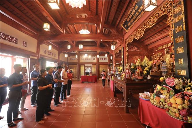 Đoàn công tác đến dâng hương tại đền thờ Bác Hồ tại Nghĩa trang Liệt sỹ Quốc gia Vị Xuyên. Ảnh: Minh Quyết - TTXVN