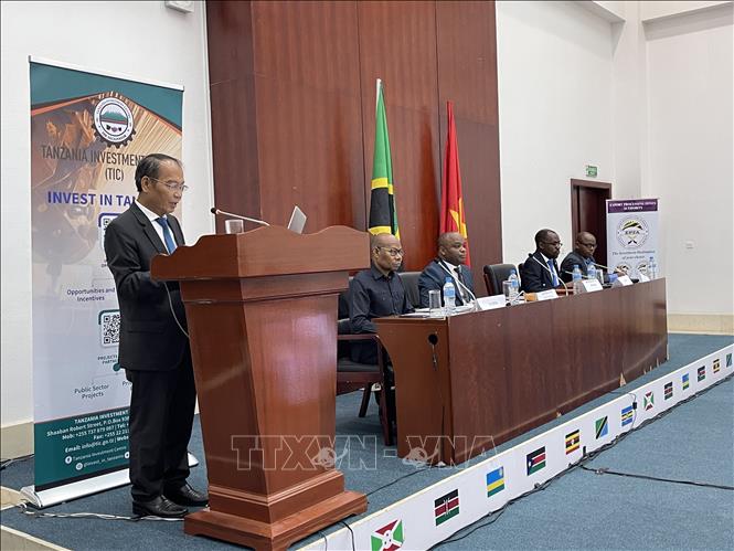 Đại sứ Việt Nam tại Tanzania Nguyễn Nam Tiến phát biểu khai mạc Diễn đàn đầu tư Việt Nam - Tanzania, khẳng định hai nước có nhiều tiềm năng hợp tác và lợi thế bổ sung cho nhau để cùng phát triển. Ảnh: Hồng Minh - PV TTXVN tại khu vực châu Phi