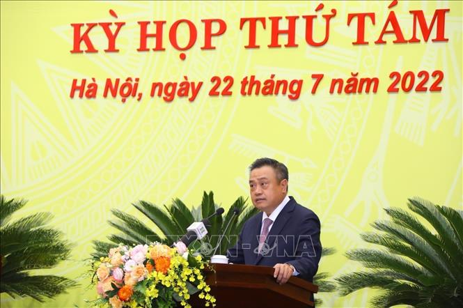 Chairman of the municipal People’s Committee Tran Sy Thanh takes up his duties. VNA Photo: Văn Điệp