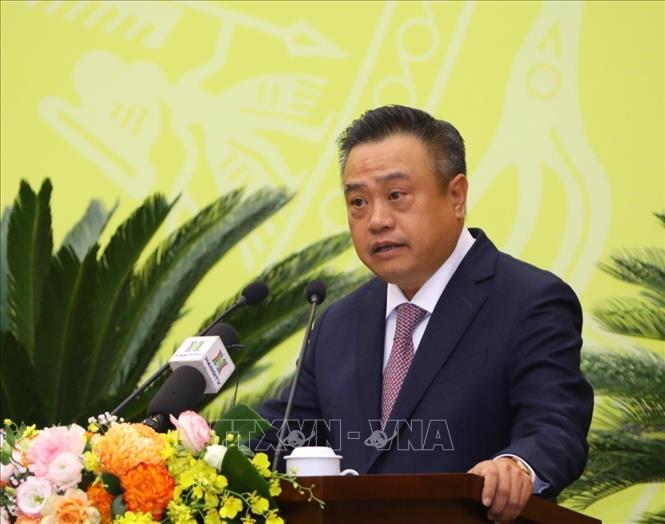 Chairman of the municipal People’s Committee Tran Sy Thanh takes up his duties. VNA Photo: Văn Điệp