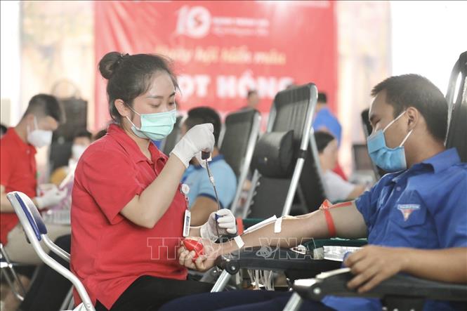 Tình nguyện viên tham gia hiến máu tình nguyện trong chương trình Hành trình Đỏ - Giọt hồng biên cương tại Hà Giang. Ảnh: Minh Quyết - TTXVN