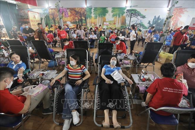 Tình nguyện viên tham gia hiến máu tình nguyện trong chương trình Hành trình Đỏ - Giọt hồng biên cương tại Hà Giang. Ảnh: Minh Quyết - TTXVN