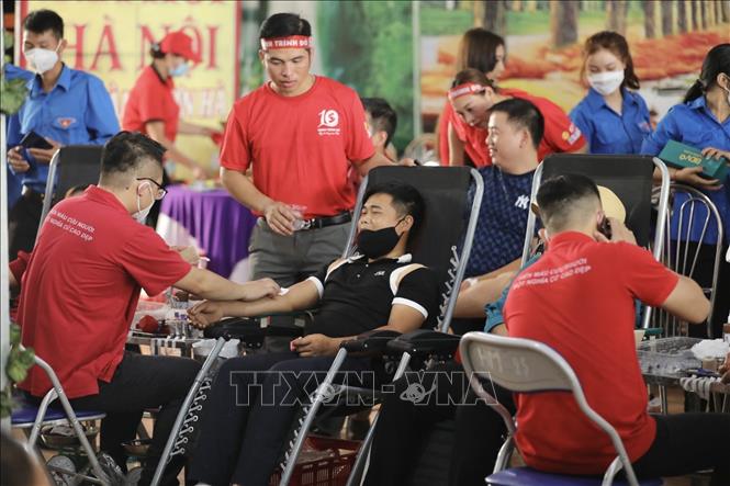 Tình nguyện viên tham gia hiến máu tình nguyện trong chương trình Hành trình Đỏ - Giọt hồng biên cương tại Hà Giang. Ảnh: Minh Quyết - TTXVN