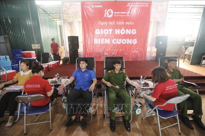 Tình nguyện viên tham gia hiến máu tình nguyện trong chương trình Hành trình Đỏ - Giọt hồng biên cương tại Hà Giang. Ảnh: Minh Quyết - TTXVN