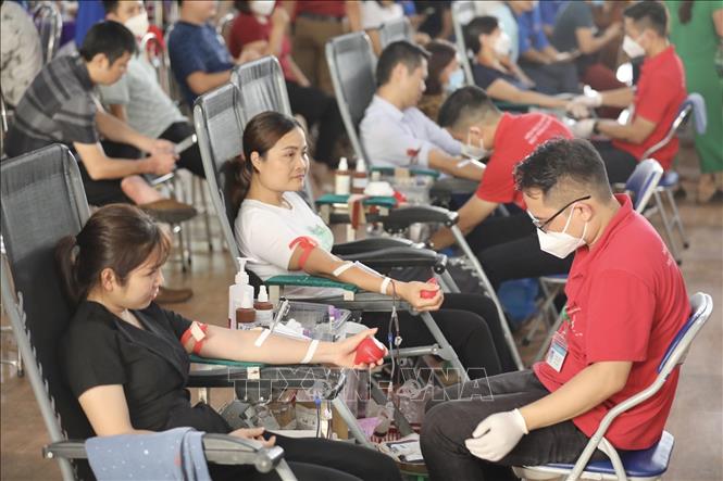 Tình nguyện viên tham gia hiến máu tình nguyện trong chương trình Hành trình Đỏ - Giọt hồng biên cương tại Hà Giang. Ảnh: Minh Quyết - TTXVN
