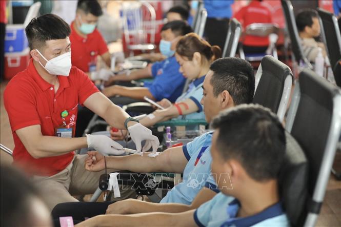 Tình nguyện viên tham gia hiến máu tình nguyện trong chương trình Hành trình Đỏ - Giọt hồng biên cương tại Hà Giang. Ảnh: Minh Quyết - TTXVN