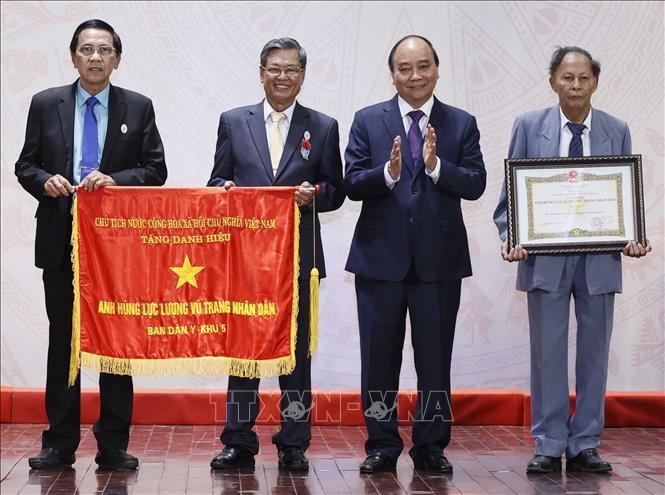 President Nguyen Xuan Phuc hands over the title to the Civil Medicine Division of Zone 5. VNA Photo: Thống Nhất 