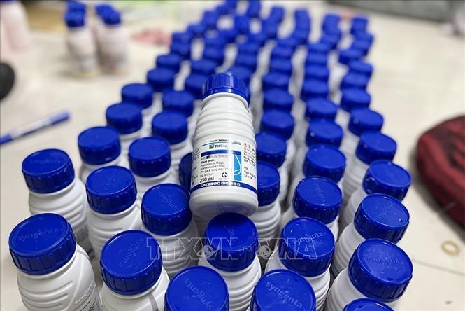 Số lượng lớn thuốc bảo vệ thực vật giả được phát hiện tại nơi ở của Giác. Ảnh: Công Mạo -TTXVN