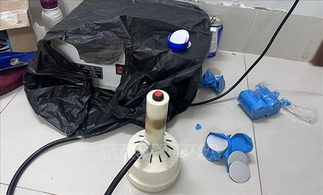 Tang vật được Giác dùng để sản xuất thuốc bảo vệ thực vật bị lực lượng chức năng tạm giữ. Ảnh: Công Mạo-TTXVN