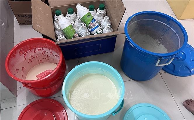 Tang vật được Giác dùng để sản xuất thuốc bảo vệ thực vật bị lực lượng chức năng tạm giữ. Ảnh: Công Mạo -TTXVN