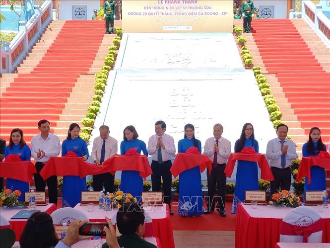 Các đại biểu cắt băng khánh thành Khu tưởng niệm. Ảnh Đức Thọ-TTXVN
