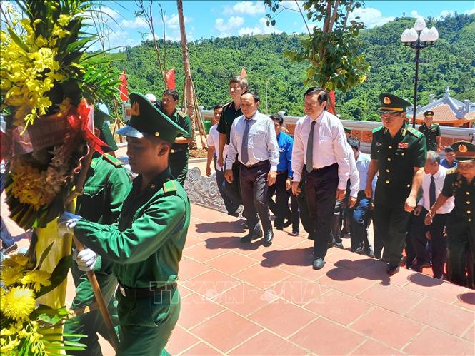 Đồng chí Trương Tấn Sang, nguyên Uỷ viên Bộ Chính trị, nguyên Chủ tịch nước và các đồng chí lãnh đạo bộ, ban ngành trung ương, địa phương cùng đông đảo bà con nhân dân đến dự. Ảnh Đức Thọ-TTXVN
