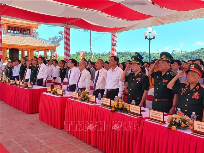 Nguyên Chủ tịch nước Trương Tấn Sang và đại diện các bộ, ban ngành trung ương, địa phương cùng đông đảo bà con nhân dân đến dự. Ảnh Đức Thọ-TTXVN