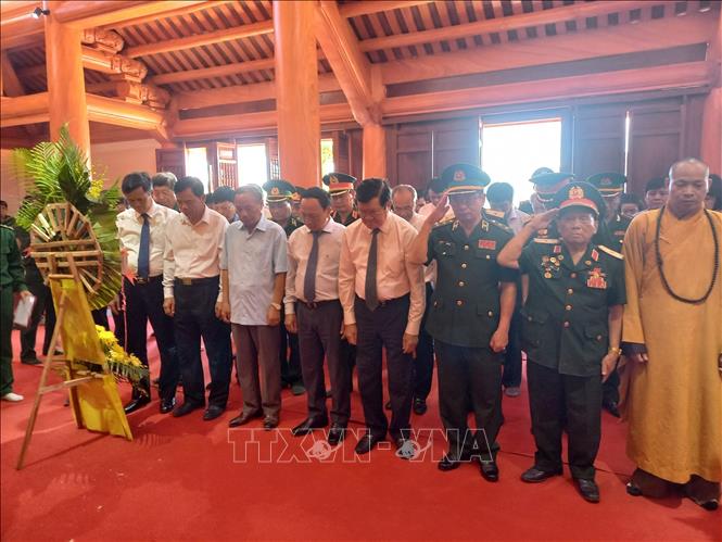 Nguyên Chủ tịch nước Trương Tấn Sang và đại diện các bộ, ban ngành trung ương, địa phương dâng hương tưởng niệm các anh hùng, liệt sĩ. Ảnh Đức Thọ-TTXVN
