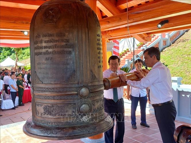 Nguyên Chủ tịch nước Trương Tấn Sang và lãnh đạo tỉnh Quảng Bình thỉnh chuông tại khu tưởng niệm. Ảnh Đức Thọ -TTXVN