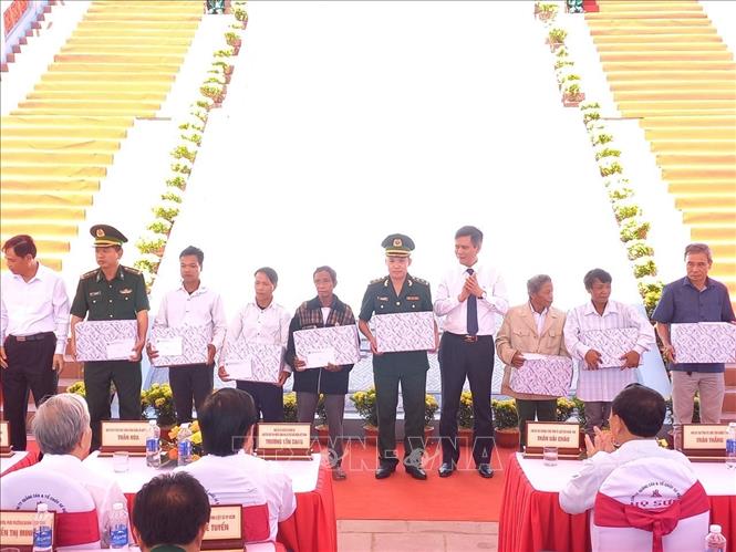 Tặng quà cho các hộ nghèo và học sinh nghèo xã Thượng Trạch. Ảnh Đức Thọ-TTXVN 