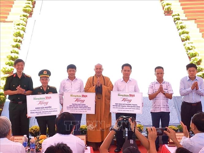 Tặng quà cho các hộ nghèo và học sinh nghèo xã Thượng Trạch. Ảnh Đức Thọ-TTXVN