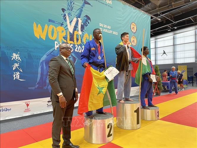 Giây phút đăng quang của các võ sinh quốc tế. Ảnh: Thu Hà - TTXVN
