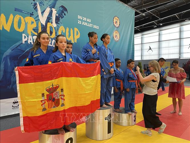 Trao Huy chương các loại cho các võ sinh quốc tế. Ảnh: Thu Hà - TTXVN
