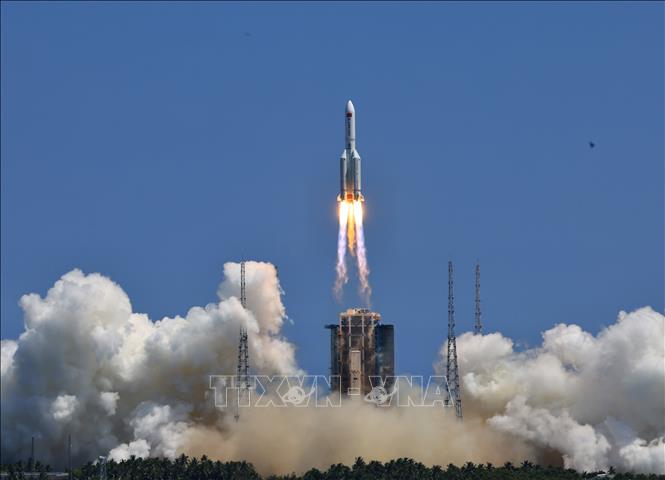 Trong ảnh: Tên lửa Trường Chinh 5BY3  mang theo module Vấn Thiên (Wentian) rời bệ phóng tại bãi phóng Văn Xương thuộc tỉnh đảo Hải Nam, Trung Quốc, ngày 24/7/2022. Ảnh: THX/TTXVN