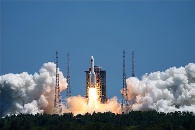 Trong ảnh: Tên lửa Trường Chinh 5BY3  mang theo module Vấn Thiên (Wentian) rời bệ phóng tại bãi phóng Văn Xương thuộc tỉnh đảo Hải Nam, Trung Quốc, ngày 24/7/2022. Ảnh: THX/TTXVN