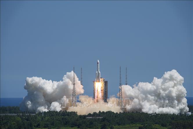 Trong ảnh: Tên lửa Trường Chinh 5BY3  mang theo module Vấn Thiên (Wentian) rời bệ phóng tại bãi phóng Văn Xương thuộc tỉnh đảo Hải Nam, Trung Quốc, ngày 24/7/2022. Ảnh: THX/TTXVN