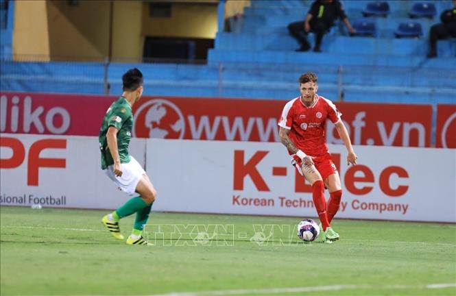Trong ảnh: Pha dẫn bóng giữa cầu thủ Geovane Mango (số 94) của đội Viettel FC trước hậu về Câu lạc bộ TP. Hồ Chí Minh. Ảnh: Tuấn Anh - TTXVN