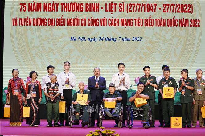 President Nguyen Xuan Phuc presents gifts to revolutionary contributors and War Invalids. VNA Photo: Thống Nhất