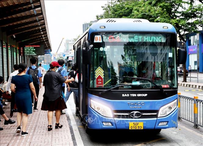 Trong ảnh: Đón khách lên xe tại đường Hàm Nghi, quận 1. Ảnh: Hồng Đạt - TTXVN