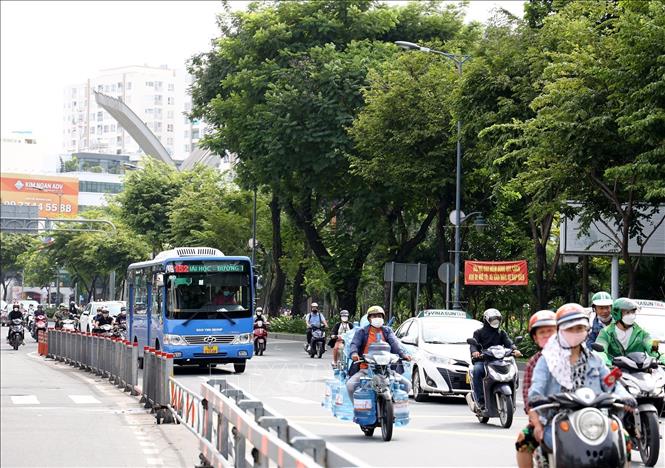 Trong ảnh: Xe buýt lưu thông trên đường Trần Quốc Hoàn, quận Tân Bình. Ảnh: Hồng Đạt - TTXVN