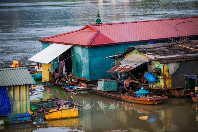 Trong ảnh: Cuộc sống sinh hoạt của những người dân làng vạn chài gắn chặt với dòng sông. Ảnh: Trọng Đạt-TTXVN 