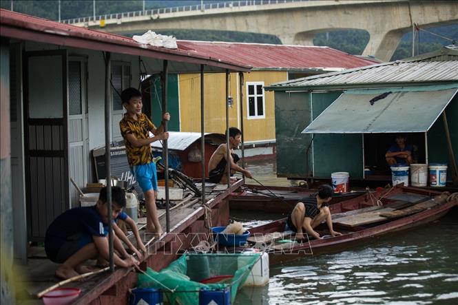 Trong ảnh: Những đứa trẻ vô tư đùa vui trên sông nước trong những ngày hè, các em vẫn đang theo học tại các trường công lập trên địa bàn phường Thịnh Lang, tp Hòa Bình. Ảnh: Trọng Đạt-TTXVN 