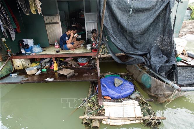 Trong ảnh: Bữa cơm trên sông nước của những đứa trẻ làng Vạn Chài thuộc tổ 14, phường Thịnh Lang, thành phố Hòa Bình. Ảnh: Trọng Đạt-TTXVN 
