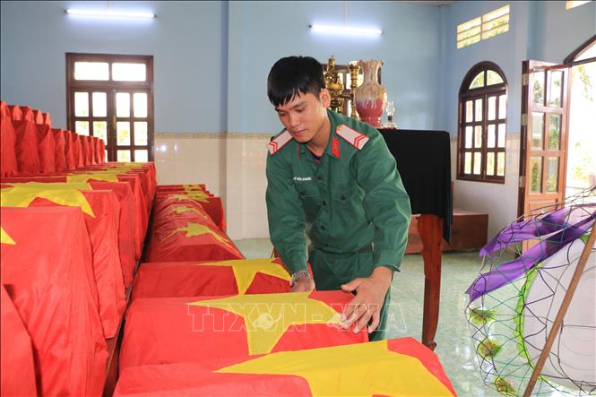 Trong ảnh: Chiến sĩ Lê Hồng Khang và các đồng chí của Đội K91 vừa trở về từ Campuchia sau gần 4 tháng thực hiện nhiệm vụ tìm kiếm, quy tập hài cốt liệt sĩ ở nước bạn. Ảnh: Nhựt An - TTXVN