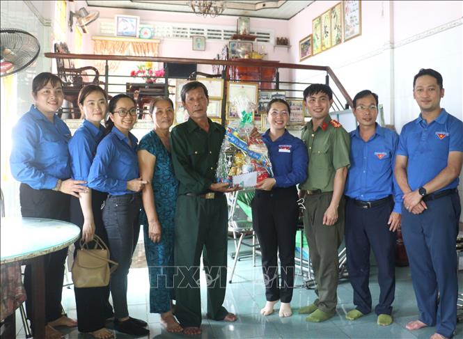 Trong ảnh: Đoàn viên, thanh niên thăm và tặng quà cho người có công tại phường Tân Hòa, thành phố Vĩnh Long. Ảnh: Lê Thúy Hằng - TTXVN