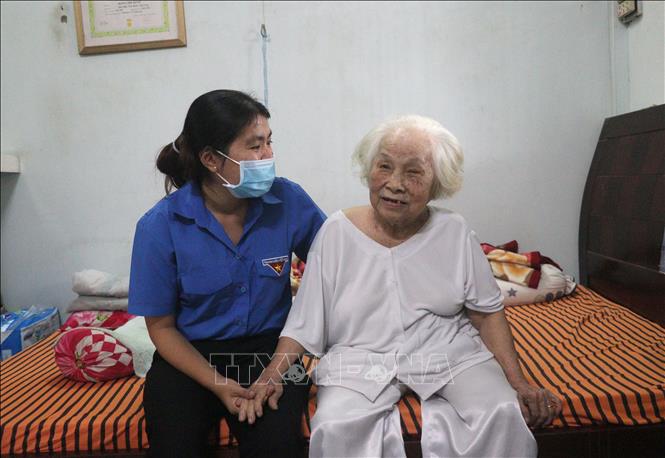 Trong ảnh: Đoàn viên, thanh niên thăm bà Đặng Thị Định (vợ liệt sỹ) ở phường 9, thành phố Vĩnh Long. Ảnh: Lê Thúy Hằng - TTXVN